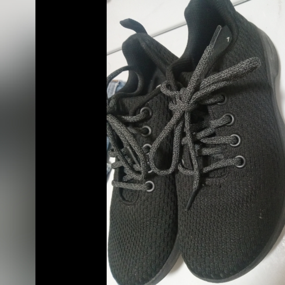 Athetic Works Size 7 Black Low-Top Athletic Shoes with Textured Fabric - Picture 2 of 4